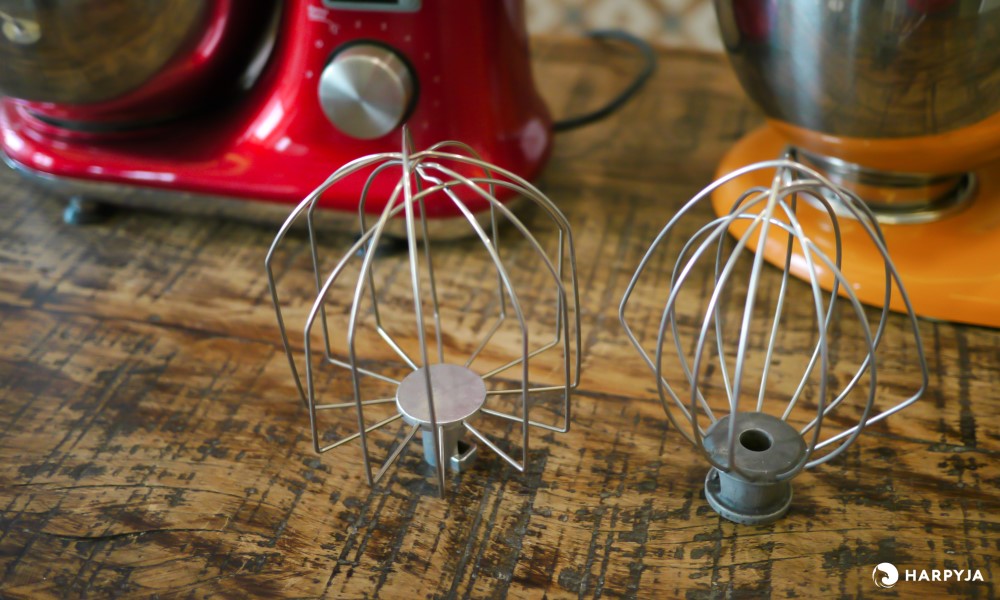Imagem do blog post Comparativo de planetárias - KitchenAid Artisan vs. Oster Digital OBAT911
