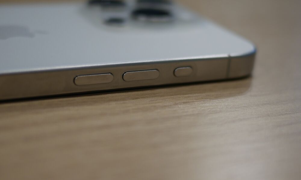 Apple iPhone 15 Pro Titânio branco - Imagem 3