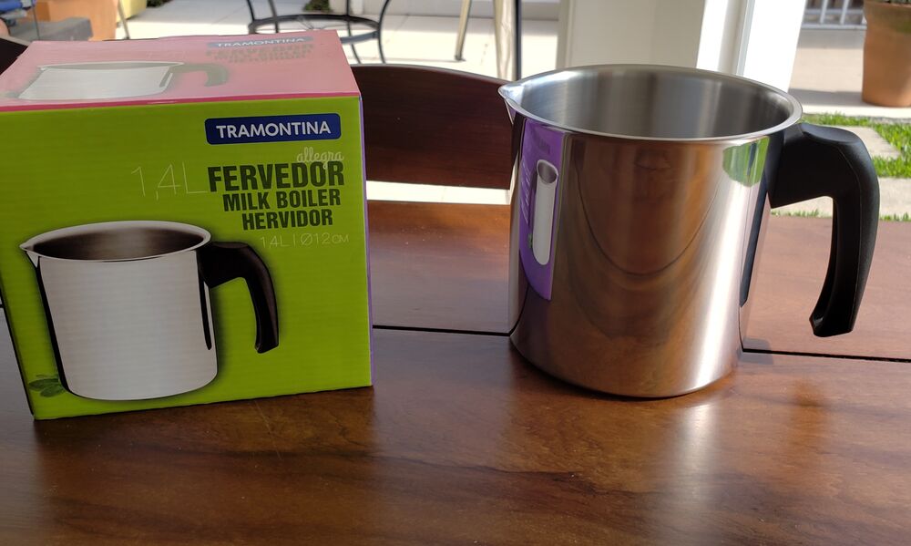 Foto de Leiteria Tramontina de Inox com Cabo de Baquelite de 12Cm de diâmetro